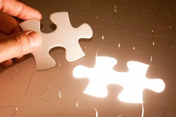 Jigsaw inserção de mão, imagem conceitual da estratégia de negócios — Fotografia de Stock
