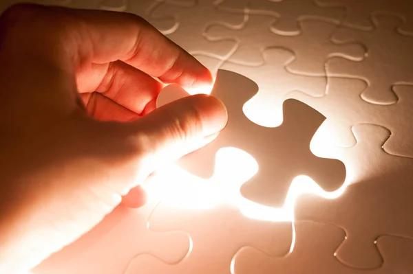 Inserto a mano puzzle, immagine concettuale della strategia aziendale — Foto Stock