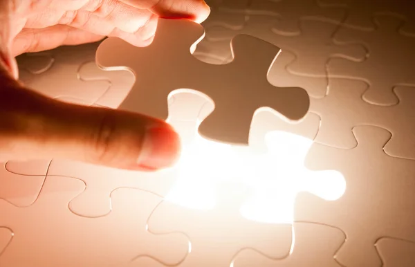 Inserto a mano puzzle, immagine concettuale della strategia aziendale — Foto Stock