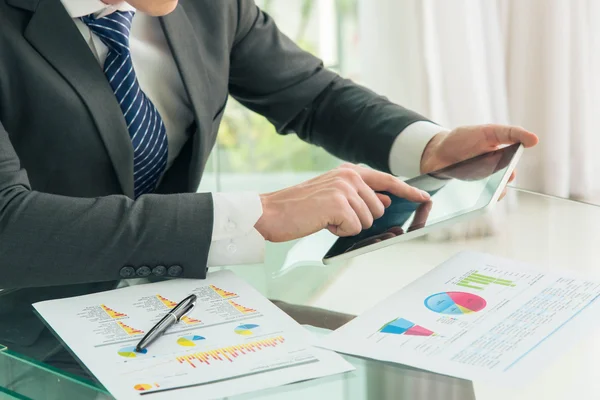 Businessman using tablet — Stock Photo, Image