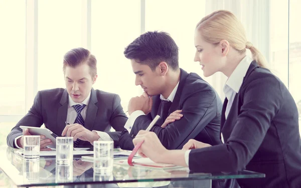 Affärspartners diskuterar dokument och idéer vid mötet — Stockfoto