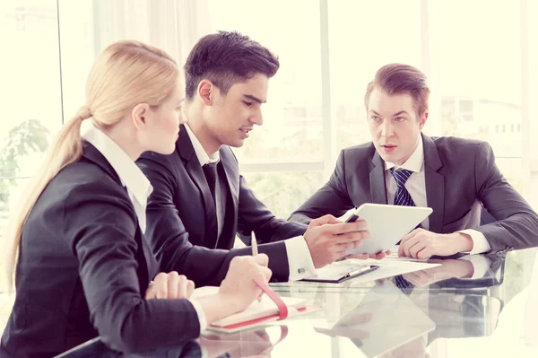 Socios comerciales que discuten documentos e ideas en la reunión — Foto de Stock