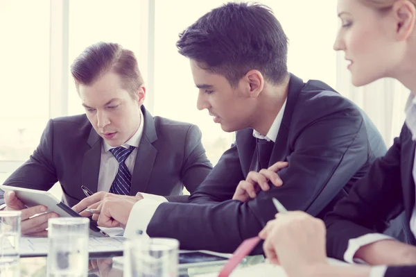 Zakenpartners die documenten en ideeën bespreken tijdens vergaderingen — Stockfoto