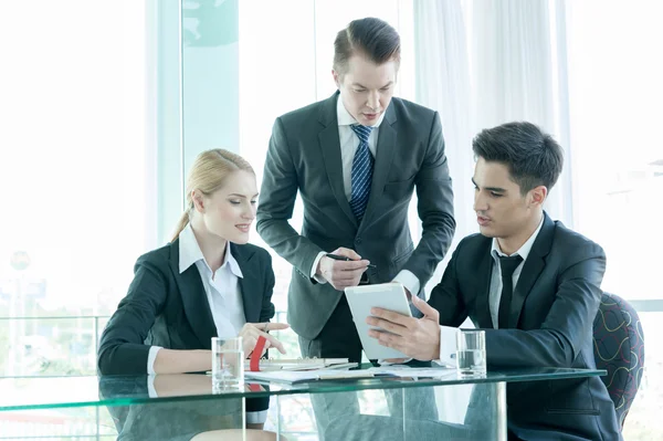 Geschäftspartner diskutieren bei Treffen über Dokumente und Ideen — Stockfoto