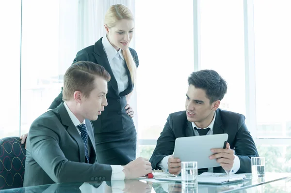 Geschäftspartner diskutieren bei Treffen über Dokumente und Ideen — Stockfoto