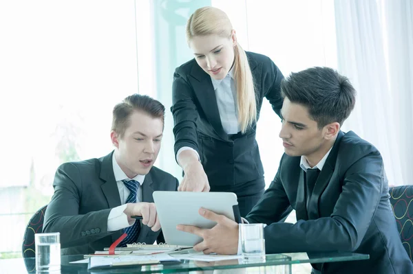 Affärspartners diskuterar dokument och idéer vid mötet — Stockfoto