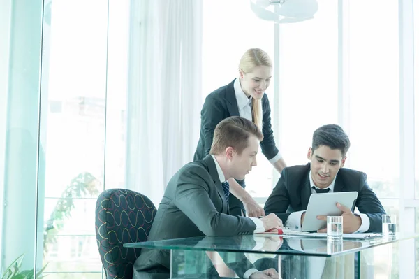 Geschäftspartner diskutieren bei Treffen über Dokumente und Ideen — Stockfoto