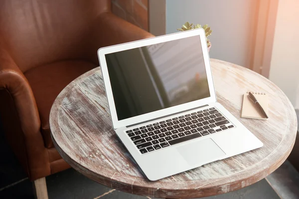 Laptop con tablet y bolígrafo en mesa de madera en cafetería —  Fotos de Stock