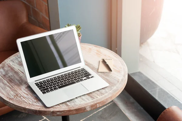 Laptop con tablet y bolígrafo en mesa de madera en cafetería —  Fotos de Stock