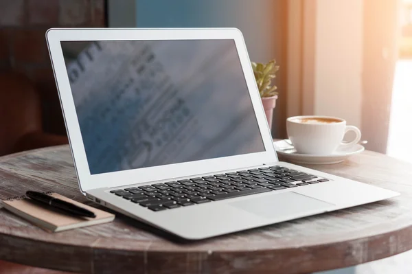 Laptop con la tableta, la pluma y una taza de café fresco arte latte en w —  Fotos de Stock