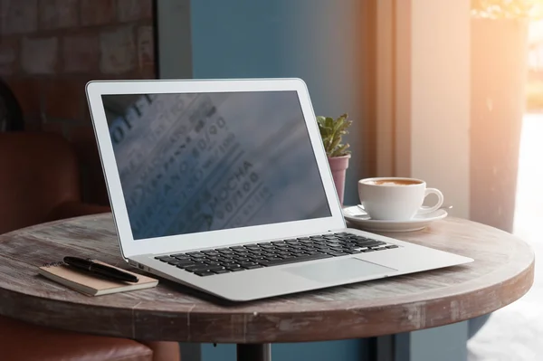 Laptop, tabletta, toll és egy csésze friss kávé a latte art a w — Stock Fotó