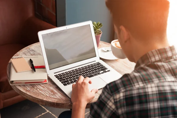 태블릿 및 펜 나무 테이블에 노트북을 사용 하 여 하는 사업 — 스톡 사진