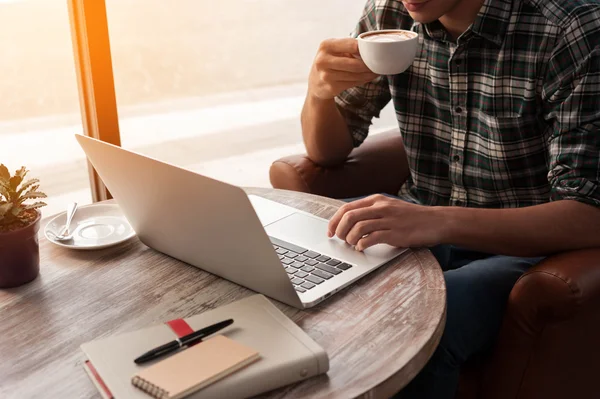 Üzletember használ laptop, tábla és a toll a fa tábla — Stock Fotó