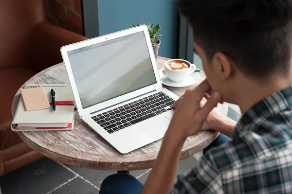 Zakenman met behulp van laptop met Tablet PC- en peninstellingen op houten tafel in — Stockfoto