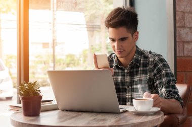 Tablet ve kalem üzerinde w ile smartphone ve dizüstü kullanarak iş adamı