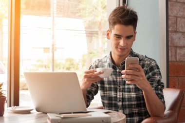 Tablet ve kalem üzerinde w ile smartphone ve dizüstü kullanarak iş adamı