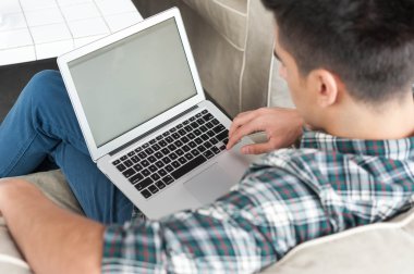 Divan kafede dizüstü kullanarak iş adamı