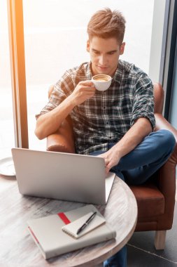 Kahve ahşap tablo dizüstü bilgisayar ile kahve içmek işadamı