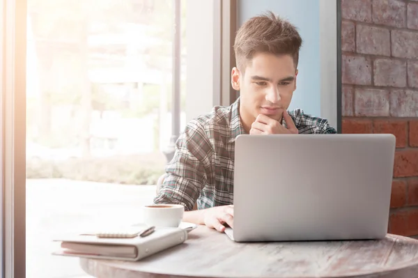 Zakenman met behulp van laptop op houten tafel in koffie winkel — Stockfoto