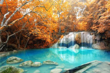 Erawan şelale ulus, sonbahar sahnede derin orman şelale