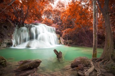 Huay Mae Kamin waterfal, sonbahar sahnede derin orman şelale