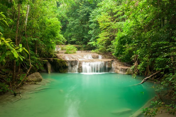 Tiefer Waldwasserfall im erawan waterfall Nationalpark kanjanab — Stockfoto