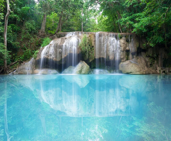 Cachoeira profunda no Parque Nacional da Cachoeira de Erawan Kanjanab — Fotografia de Stock