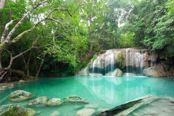 Mély erdő vízeséssel Erawan vízesés Nemzeti Park Kanjanab — Stock Fotó