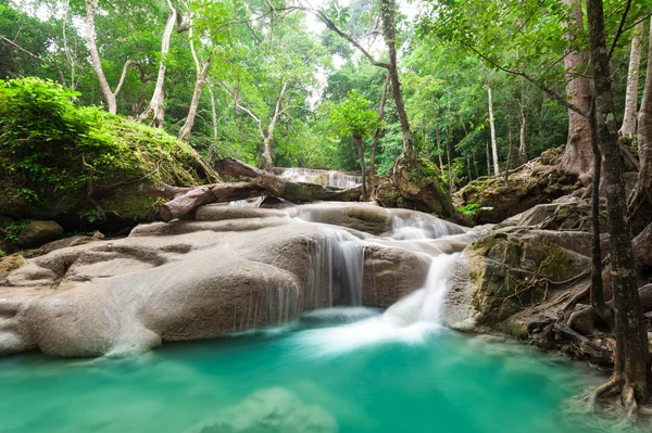 Cascade de forêt profonde au parc national de la cascade d'Erawan Kanjanab — Photo