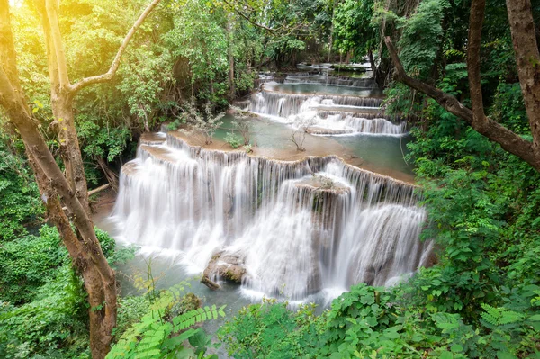 Cascade de forêt profonde dans la scène d'automne à Huay Mae Kamin Waterfal — Photo