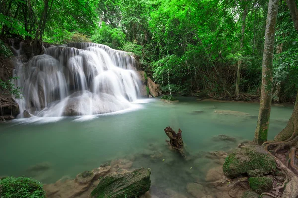 Tiefer Waldwasserfall im huay mae kamin waterfall nationalpark — Stockfoto