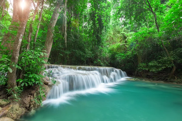 Tiefer Waldwasserfall im huay mae kamin waterfall nationalpark — Stockfoto