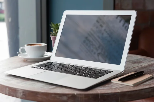 Laptop con la tableta, la pluma y una taza de café fresco arte latte en w —  Fotos de Stock