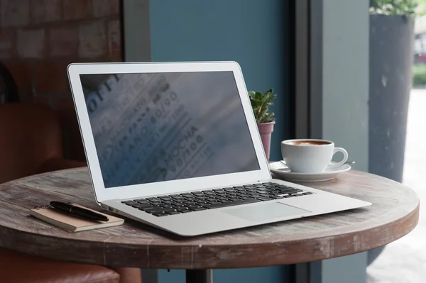 Laptop con la tableta, la pluma y una taza de café fresco arte latte en w —  Fotos de Stock
