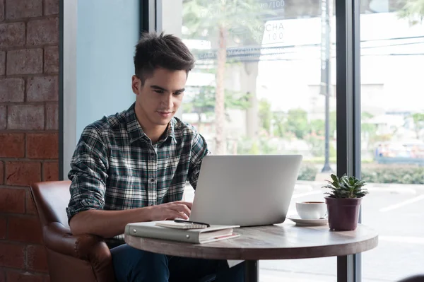 Affärsman med laptop med Tablet PC och digital penna på träbord i — Stockfoto