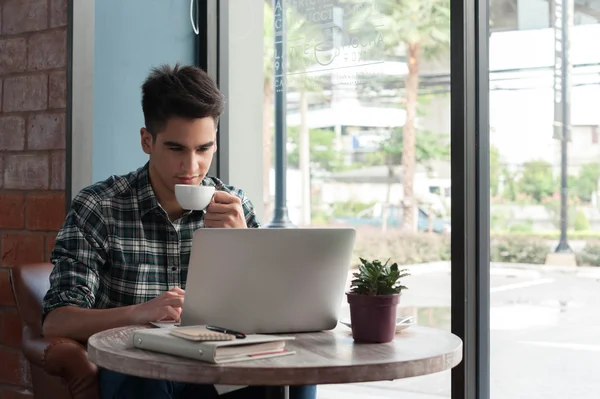 Zakenman met behulp van laptop met Tablet PC- en peninstellingen op houten tafel in — Stockfoto