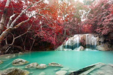 Erawan şelale ulus, sonbahar sahnede derin orman şelale