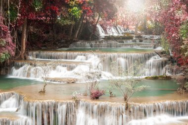 Huay Mae Kamin waterfal, sonbahar sahnede derin orman şelale