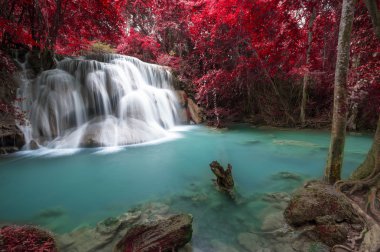 Huay Mae Kamin waterfal, sonbahar sahnede derin orman şelale