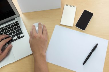 Dizüstü bilgisayar kullanan akıllı telefon, tablet, kalem, calenda adam elinde