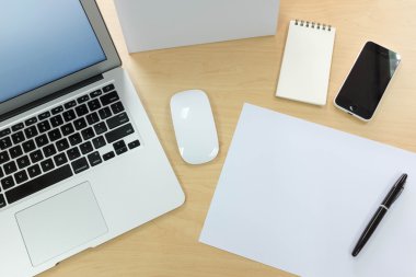 Alay mahallini laptop, akıllı telefon, tablet, kalem, takvim ve 