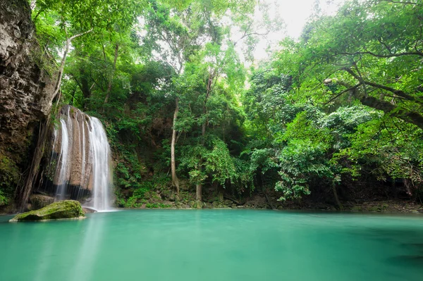 Cachoeira profunda no Parque Nacional da Cachoeira de Erawan Kanchana — Fotografia de Stock