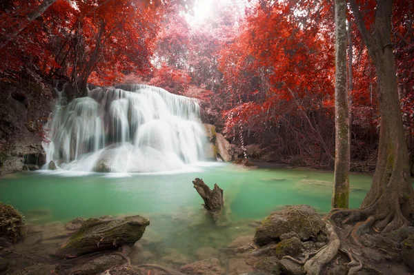 Tiefer Waldwasserfall in herbstlicher Szene am huay mae kamin waterfal — Stockfoto