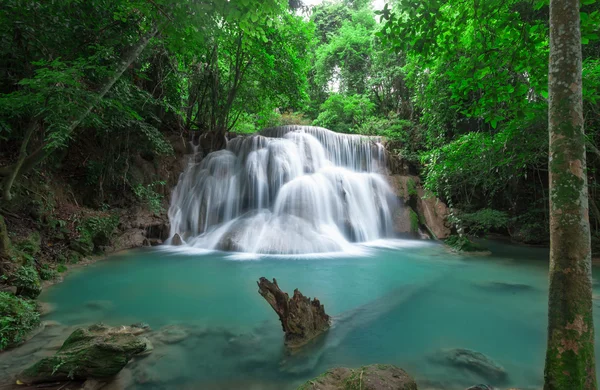 Tiefer Waldwasserfall im huay mae kamin waterfall nationalpark — Stockfoto