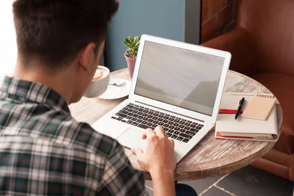 Üzletember használ laptop, tábla és a toll a fa tábla — Stock Fotó