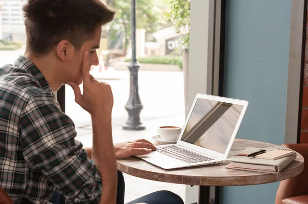 Zakenman met behulp van laptop met Tablet PC- en peninstellingen op houten tafel in — Stockfoto