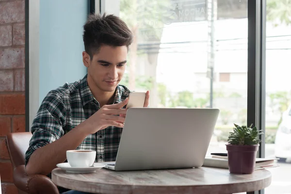 Empresario que utiliza el ordenador portátil con la tableta y la pluma en la mesa de madera en — Foto de Stock