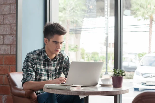 Empresario que utiliza el ordenador portátil con la tableta y la pluma en la mesa de madera en — Foto de Stock