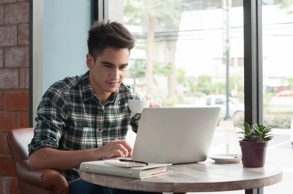 Uomo d'affari che utilizza laptop con tablet e penna su tavolo in legno in — Foto Stock