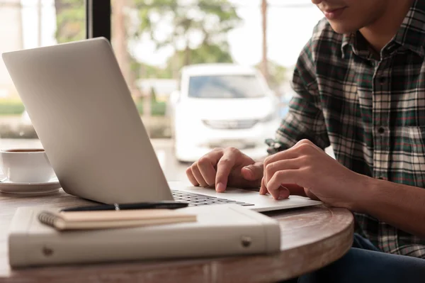 Üzletember használ laptop, tábla és a toll a fa tábla — Stock Fotó